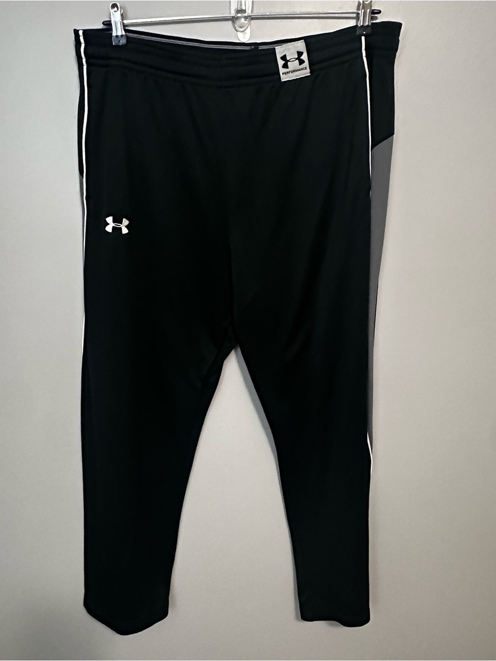 Under Armour Men’s XL Black Performance Track Pants Zip Ankle Athletic Joggers